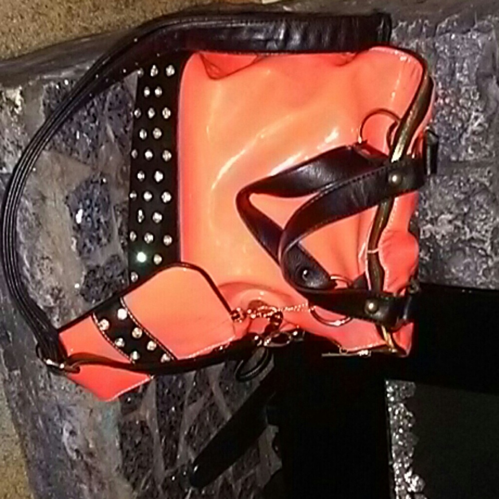 Handbag with wristlet